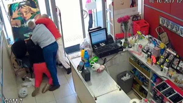 Colombiana a punta de carterazos desarma a ladrón armado en Sevilla