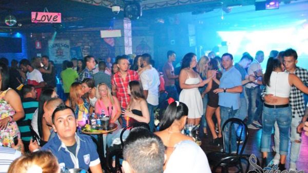 Tragedia en la discoteca La Suegra: 26 heridos tras derrumbe de un falso techo